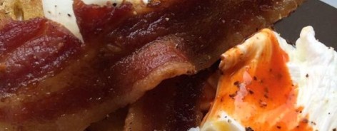 Photo of poached eggs and crispy bakon on toasted bread