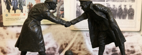 Model of the Christmas truce handshake statue