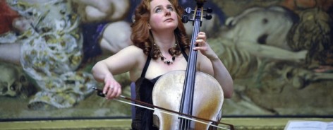 Photo of cellist Hannah Roberts
