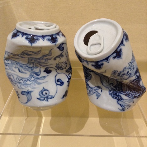 Tee Trinken; ceramic coke cans