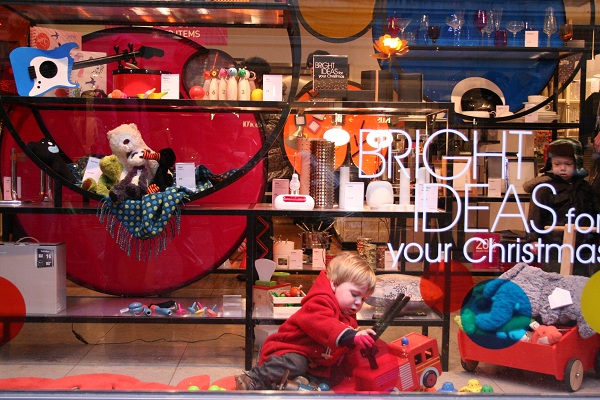Milo in Christmas window close up image belongs to creative tourist dot com