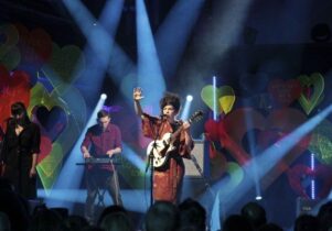 Photo of Jesca Hoop playing live with her band