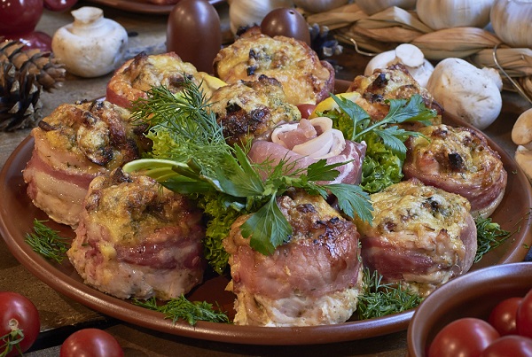 Photo of a dish of meat dumplings surrounded by fresh veg