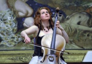 Photo of cellist Hannah Roberts
