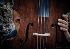 Photo of Giovanni Sollima behind cello