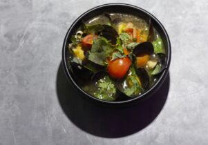 A bowl of mussels