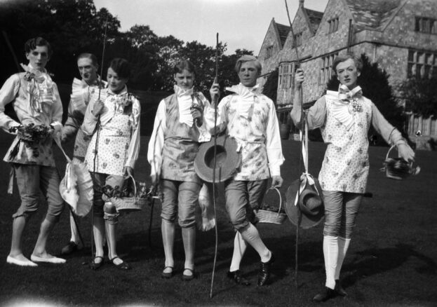 Cecil Beaton, The Bright Young Things at Wilsford, 1927. The Cecil Beaton Studio Archive © The Cecil Beaton Studio Archive