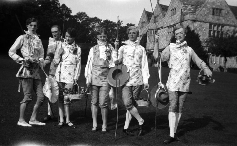 Cecil Beaton, The Bright Young Things at Wilsford, 1927. The Cecil Beaton Studio Archive © The Cecil Beaton Studio Archive