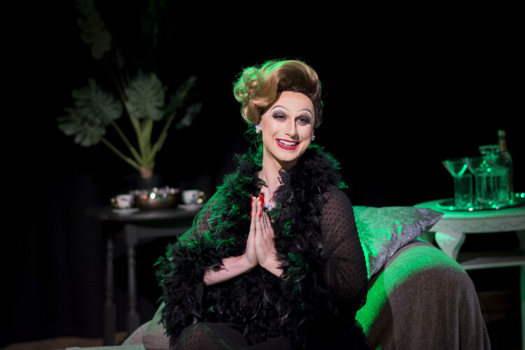 Vivienne de Vil: With One Look at Waterside