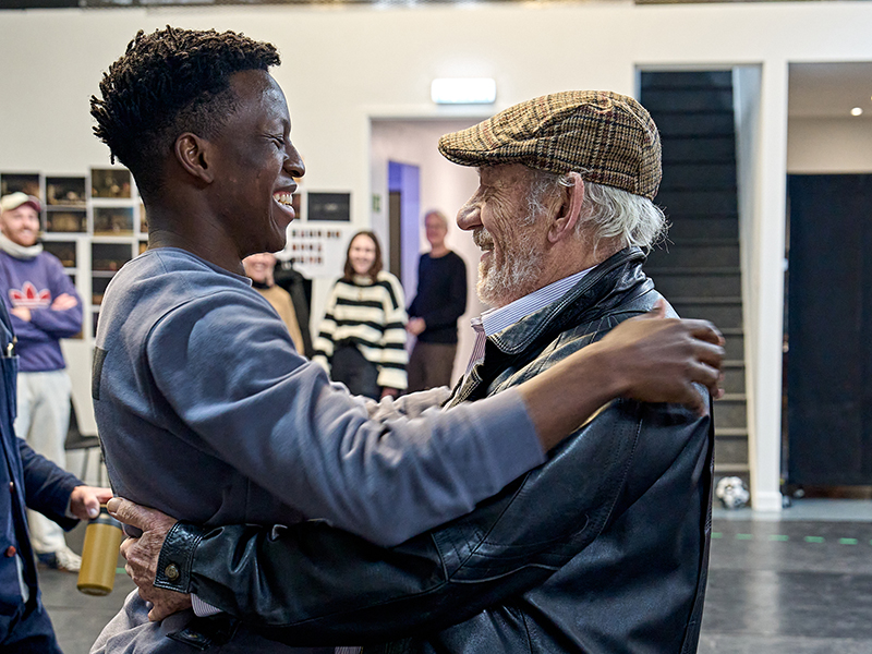 Player Kings. Toheeb Jimoh (Hal) & Ian McKellen (Falstaff). Credit - Manuel Harlan. 102 800x600 AW