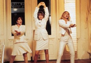 Bette Midler, Goldie Hawn and Doane Keaton dance, dressed in white in a classy white party, as they do at the end of The First Wives Club